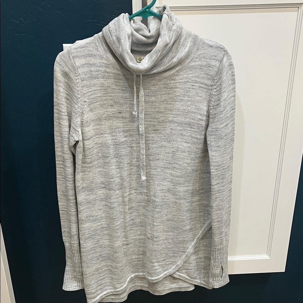 Akini long sleeve gray sweater
